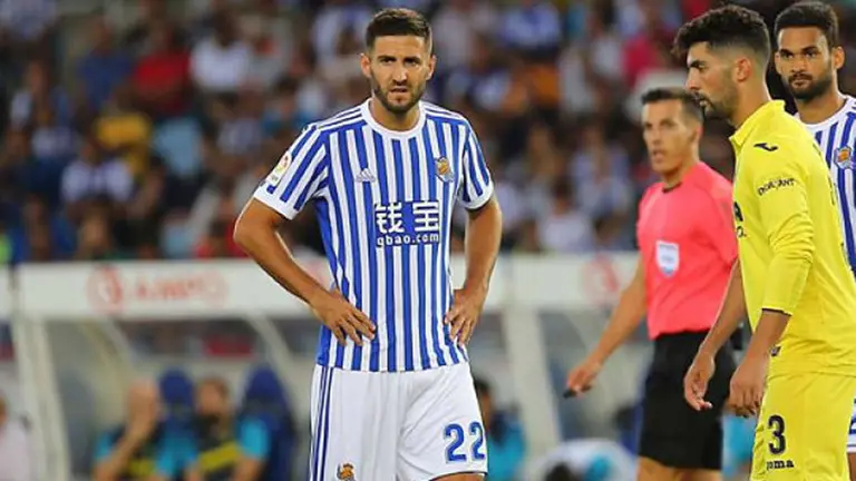 El nuevo jugador de Osasuna, Raúl Navas, con la camiseta de la Real Sociedad EFE