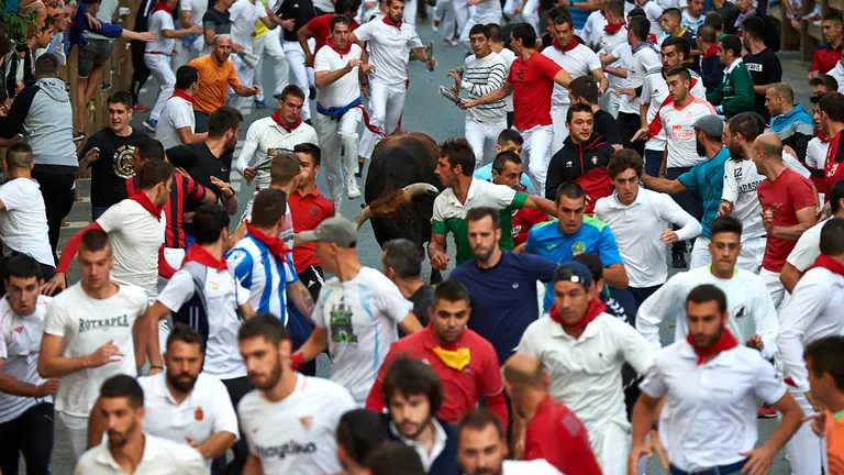 Primer encierro de las fiestas de Tafalla con la ganadería de Las Monjas. MIGUEL OSÉS