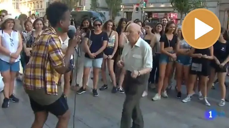 Mariano Sánchez bailando en las calles de Madrid RTVE player