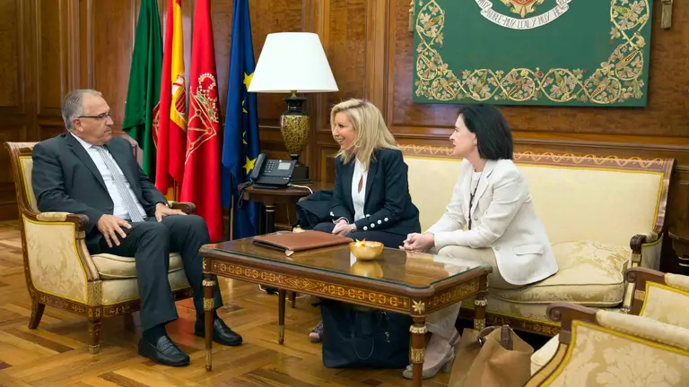 Visita con el alcalde Enrique Maya de AMEDNA