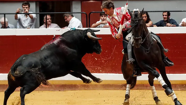 GRAF6531. SAN SEBASTIÁN (GIPUZKOA), 15/08/2019.- El rejoneador Pablo Hermoso de Mendoza durante su primero de la tarde, este jueves en la plaza de toros de Illumbe de San Sebastián, durante la Feria de la Semana Grande de la capital donostierra, en la que ha compartido cartel con Julián López "El Juli" y Pablo Aguado. EFE/Javier Etxezarreta