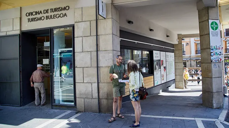 Guía de turismo en el casco viejo de Pamplona. IÑIGO ALZUGARAY
