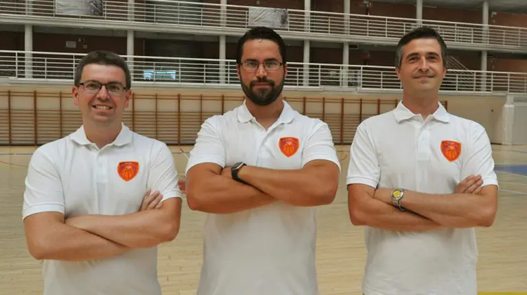 Xabi Jiménez, en el centro de la imagen, con sus dos nuevos ayudantes. Basket Navarra.