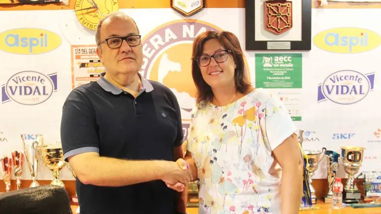Los presidentes del Ribera Navarra, Alberto Ramírez, y del Cortes, Natalia Belio.