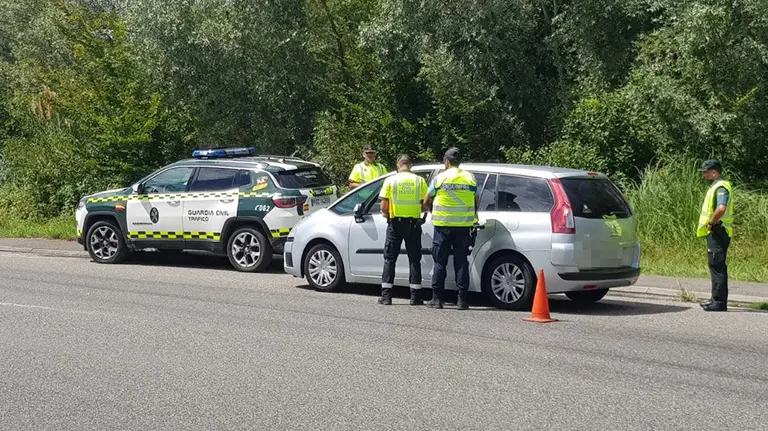 Agentes de la Guardia Civil, trabajando con gendarmes en la frontera entre Navarra y Francia .GUARDIA CIVIL