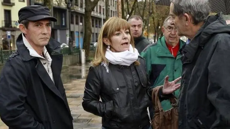 Los etarras Andoni Alza (izquierda) y Carmen Guisasola (centro), en el homenaje tributado a Joseba Goikoetxea en Bilbao EFE
