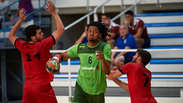 Partido amistoso entre el Balonmano Anaitasuna y el Huesca en el polideportivo de Noain. MIGUEL OSÉS