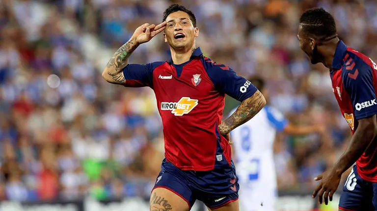 El delantero argentino del Club Atlético Osasuna Ezequiel Chimy Ávila celebra su gol, primero del equipo ante el Leganés, durante el partido correspondiente a la primera jornada de LaLiga Santander que se disputa hoy sábado en el Estadio Municipal de Butarque, en Leganés. EFE/Rodrigo Jiménez