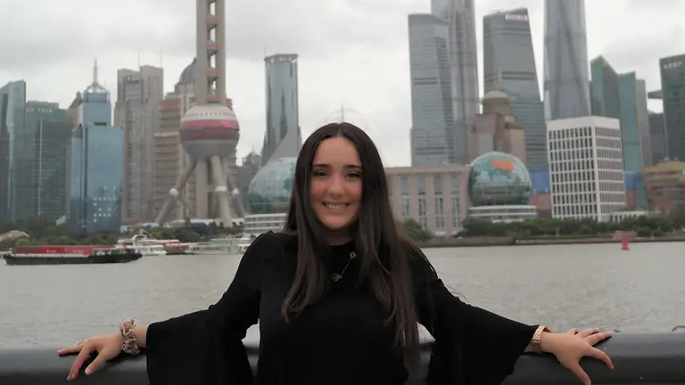 Cristina García Arizmendi posa, durante unas vacaciones, en la ciudad china de Sanghái UPNA