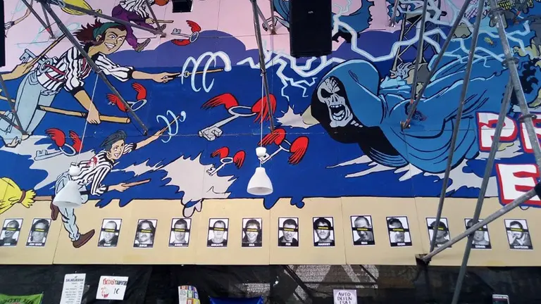 La Ertzaintza retira de la txosna 'Txori Barrote' los carteles con las fotos de presos de ETA EUROPA PRESS