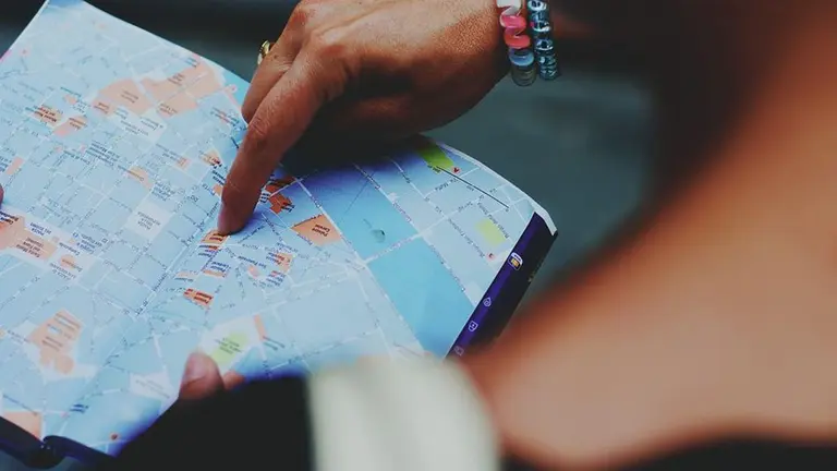 Un viajero consulta el mapa de una ciudad ARCHIVO