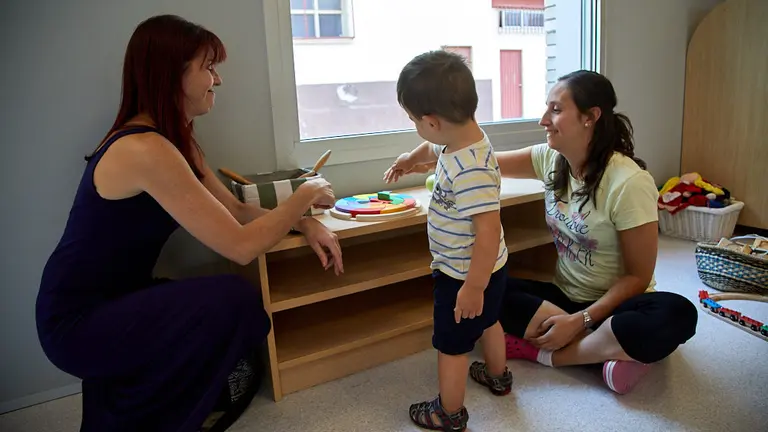 Con motivo del inicio de curso en las escuelas infantiles municipales, el alcalde de Pamplona, Enrique Maya, visita la Escuela Infantil Hello Egunsenti en la Chantrea. IÑIGO ALZUGARAY