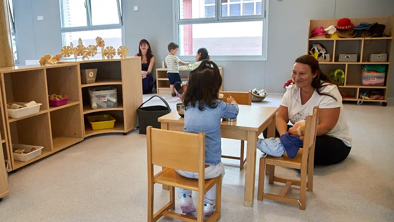 Con motivo del inicio de curso en las escuelas infantiles municipales, el alcalde de Pamplona, Enrique Maya, visita la Escuela Infantil Hello Egunsenti en la Chantrea. IÑIGO ALZUGARAY