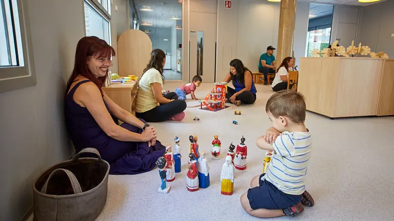 Con motivo del inicio de curso en las escuelas infantiles municipales, el alcalde de Pamplona, Enrique Maya, visita la Escuela Infantil Hello Egunsenti en la Chantrea. IÑIGO ALZUGARAY