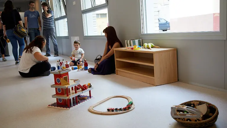 Con motivo del inicio de curso en las escuelas infantiles municipales, el alcalde de Pamplona, Enrique Maya, visita la Escuela Infantil Hello Egunsenti en la Chantrea. IÑIGO ALZUGARAY