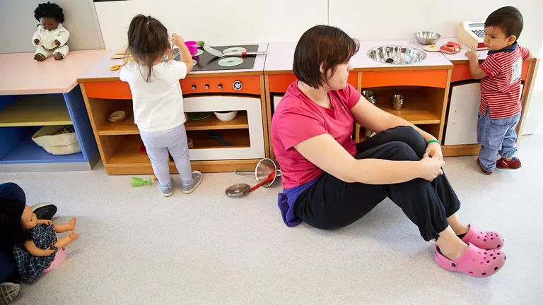 Con motivo del inicio de curso en las escuelas infantiles municipales, el alcalde de Pamplona, Enrique Maya, visita la Escuela Infantil Hello Egunsenti en la Chantrea. IÑIGO ALZUGARAY