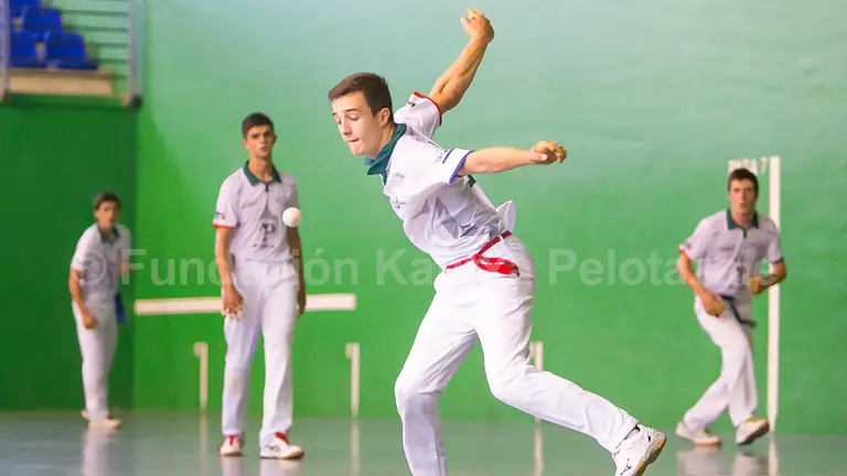 Partido de juveniles en el frontón municipal de Mendavia. Cedida.