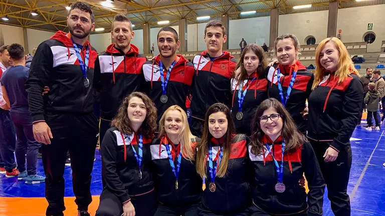 Deportistas del equipo absoluto del club de Lucha de Burlada. Cedida.