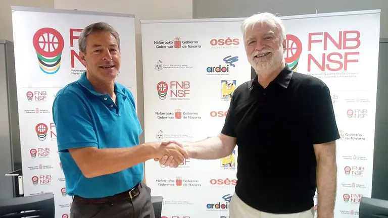 Pablo Bretos y Javier Sobrino se dan la mano. @FNBaloncesto.