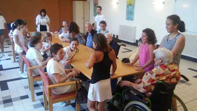 Imagen de los campamentos intergeneracionales en residencias de ancianos. CEDIDA