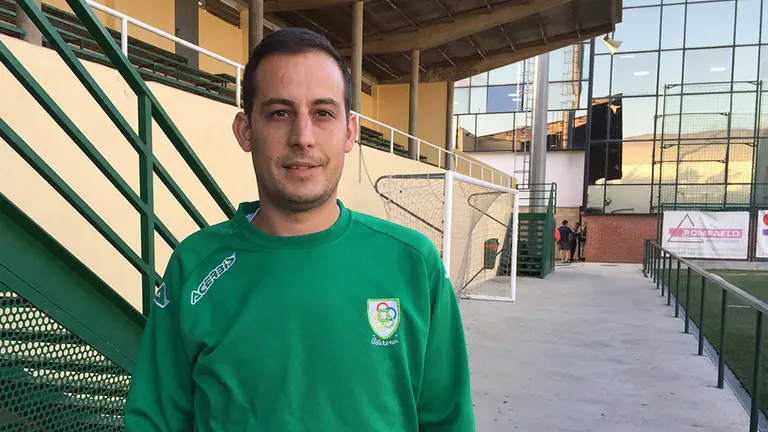 El entrenador Ivan Zaratiegui en las instalaciones deportivas de Oberena.
