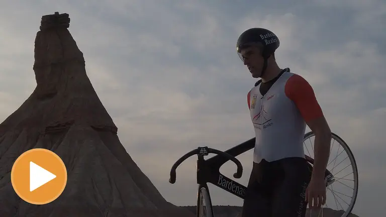 El ciclista navarro Juan Peralta, con la equipación y la bici con la marca Bardenas Real, junto a Castildetierra (player)