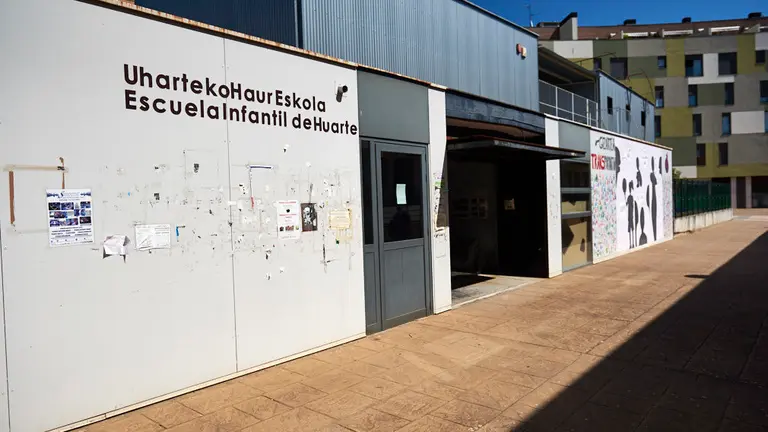 Escuela Pérez Goyena cerrada en Huarte. MIGUEL OSÉS