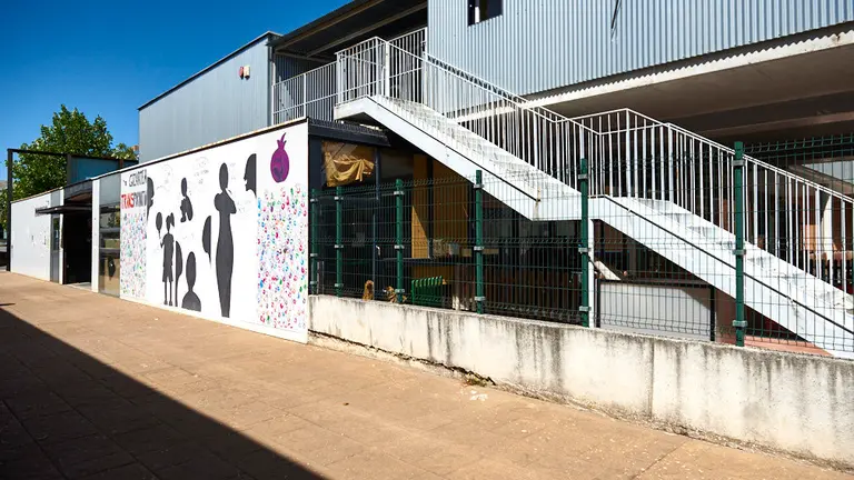 Escuela Pérez Goyena cerrada en Huarte. MIGUEL OSÉS