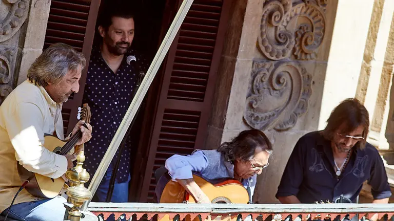 Actuación de Pepe Habichuela y Ketama en el balcón del Ayuntamiento, dentro del ciclo 'Flamenco en los balcones' del VI Festival Flamenco on Fire. IÑIGO ALZUGARAY