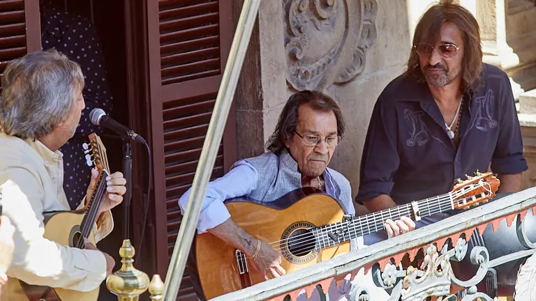 Actuación de Pepe Habichuela y Ketama en el balcón del Ayuntamiento, dentro del ciclo 'Flamenco en los balcones' del VI Festival Flamenco on Fire. IÑIGO ALZUGARAY