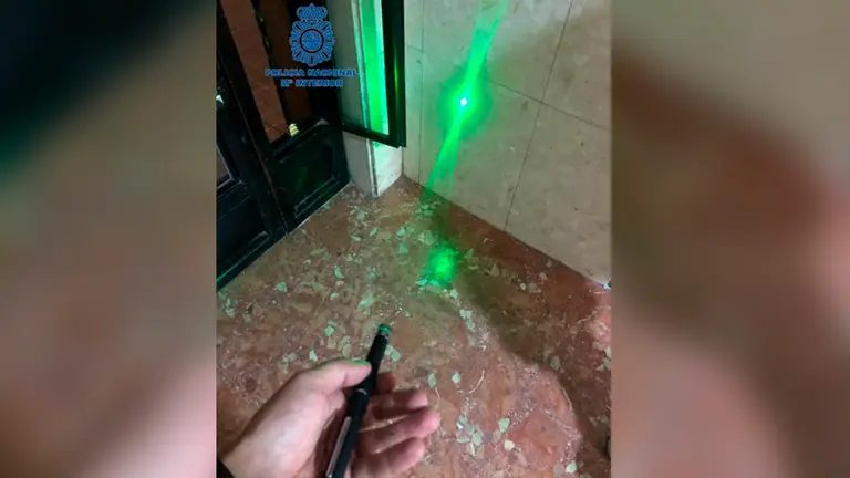 El láser con el un menor ha apuntado a aviones mientras aterrizaban POLICÍA NACIONAL