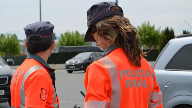Dos agentes de la Policia Foral en la carretera POLICÍA FORAL