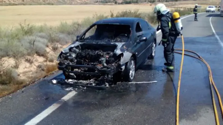 Los bomberos extinguen el fuego de un vehículo en la NA-160 TWITTER BOMBEROS
