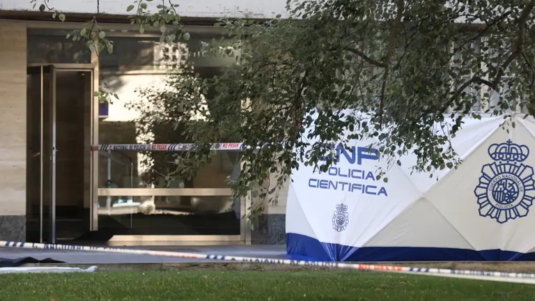 Una mujer ha fallecido este viernes al caer desde el balcón de un cuarto piso en la calle Fuente del Hierro en el barrio pamplonés de Iturrama. IÑIGO ALZUGARAY