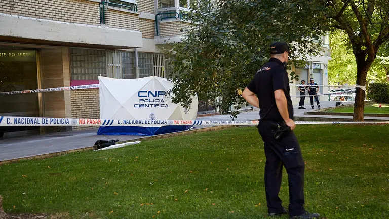 Una mujer ha fallecido este viernes al caer desde el balcón de un cuarto piso en la calle Fuente del Hierro en el barrio pamplonés de Iturrama. IÑIGO ALZUGARAY