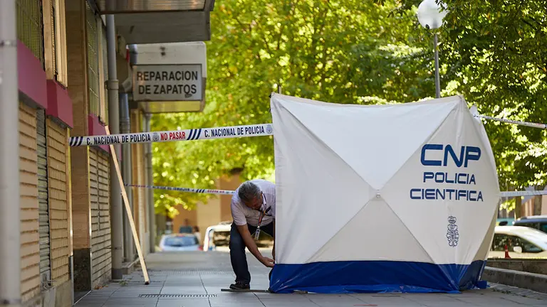Una mujer ha fallecido este viernes al caer desde el balcón de un cuarto piso en la calle Fuente del Hierro en el barrio pamplonés de Iturrama. IÑIGO ALZUGARAY