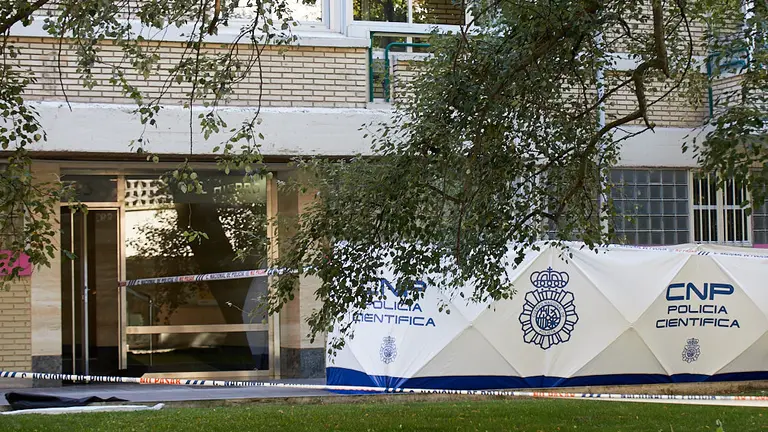 Una mujer ha fallecido este viernes al caer desde el balcón de un cuarto piso en la calle Fuente del Hierro en el barrio pamplonés de Iturrama. IÑIGO ALZUGARAY
