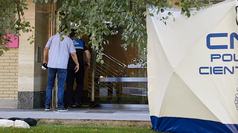 Una mujer ha fallecido este viernes al caer desde el balcón de un cuarto piso en la calle Fuente del Hierro en el barrio pamplonés de Iturrama. IÑIGO ALZUGARAY
