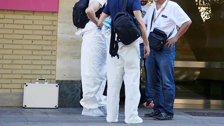 Una mujer ha fallecido este viernes al caer desde el balcón de un cuarto piso en la calle Fuente del Hierro en el barrio pamplonés de Iturrama. IÑIGO ALZUGARAY