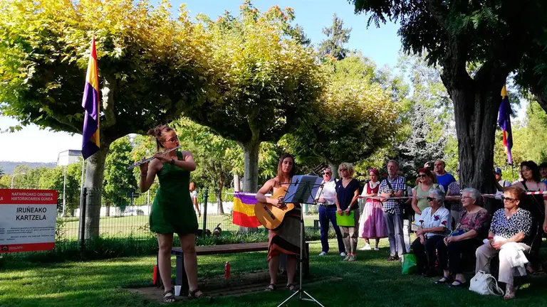 Acto de homenaje a las personas fusiladas en Valcaldera en el antiguo solar de la cárcel de Pamplona. EUROPA PRESS