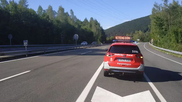 Un vehículo de la Policía Foral en una carretera navarra POLICÍA FORAL