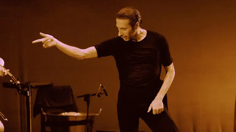 israel galvan durante una actuacion