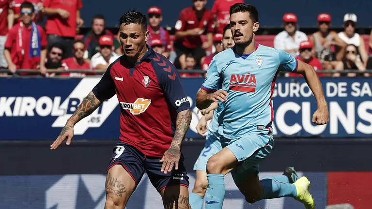 GRAF189. PAMPLONA (NAVARRA), 24/08/2019.- El jugador argentino del CA Osasuna, Ezequiel 'Chimy' Ávila (i) conduce el balón ante la presión del jugador del S.D Eibar Sergio Álvarez (d), durante el partido correspondiente a la 2ª Jornada de LaLiga Santander, disputado en el estadio El Sadar, en Pamplona. EFE/Jesús Diges