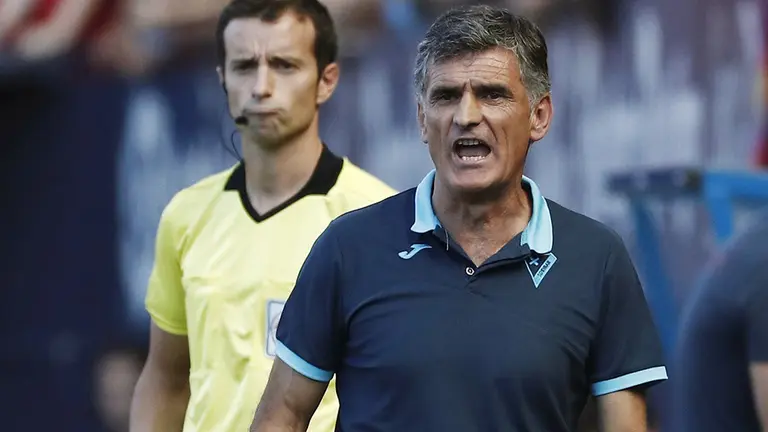 El entrenador del S.D Eibar José Luis Mendilibar, durante el partido ante el C.A Osasuna, correspondiente a la 2ª Jornada de LaLiga Santander, disputado en el estadio El Sadar, en Pamplona. EFE/Jesús Diges