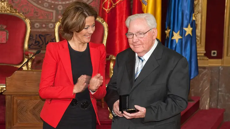Matías Escribano López, recibiendo la Cruz de Carlos III de manos de Yolanda Barcina GOBIERNO DE NAVARRA