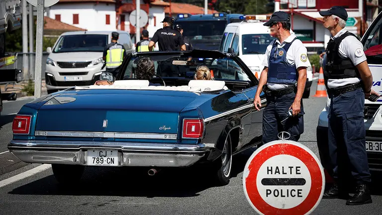 -FOTODELDIA- GRAFCAV7421. BIRIATOU (FRANCIA), 22/08/2019.- Un coche clásico cruza la frontera de Biriatou (Francia) este jueves, donde los controles son intensivos con motivo de la celebración de la cumbre del G7 en Biarritz (Francia). EFE/Javier Etxezarreta