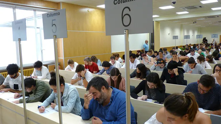 Alumnos de la UNED realizando los examenes. CEDIDA