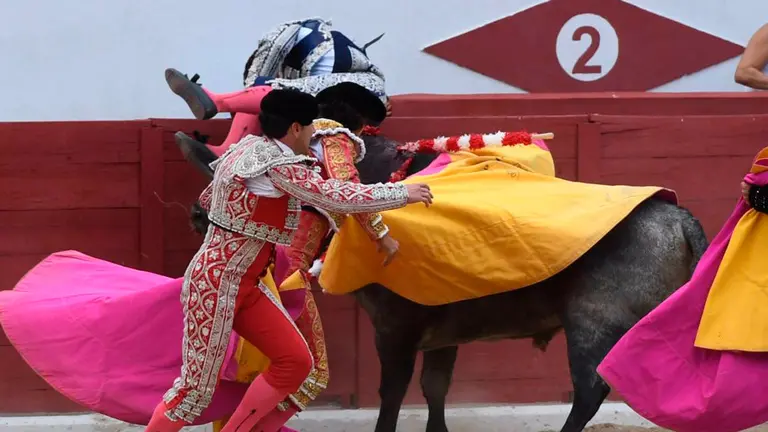 Momento en el que el banderillero Lipi es cogido por un toro en Colmenar Viejo. CIRCUITOS TAURINOS TWITTER 