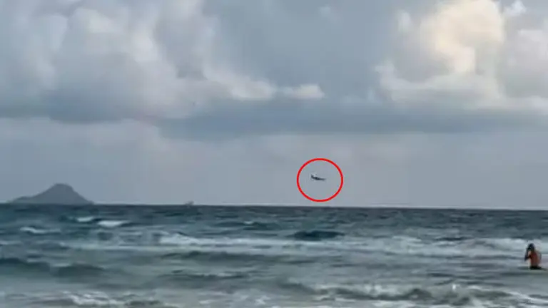 El avión del Ejército se precipita al mar en La Manga, en Murcia. EL ESPAÑOL