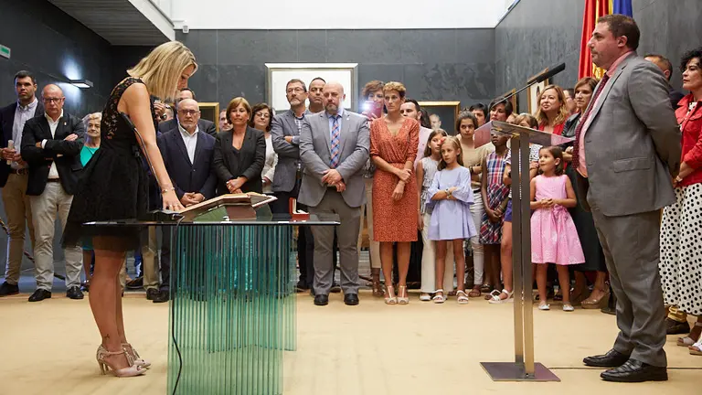 Toma de posesión como nuevos parlamentarios forales de Jorge Aguirre, María Virginia Magdaleno y Blanca Regúlez. IÑIGO ALZUGARAY